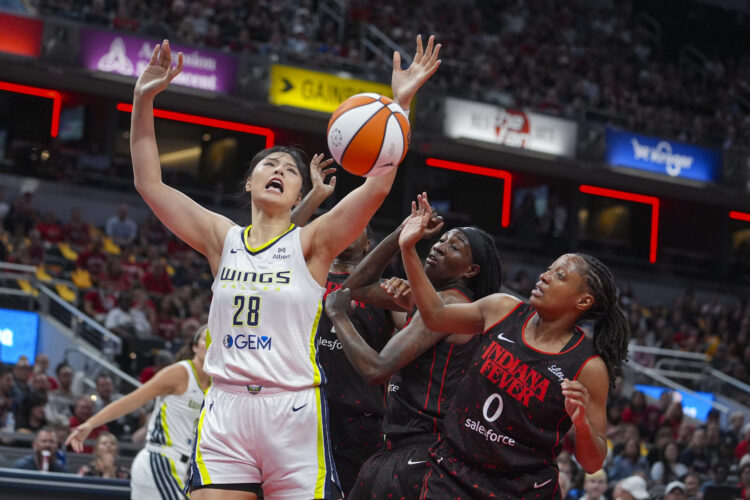 Maddy Siegrist scores 22 and Dallas holds on for a win after the Fever close on a 19